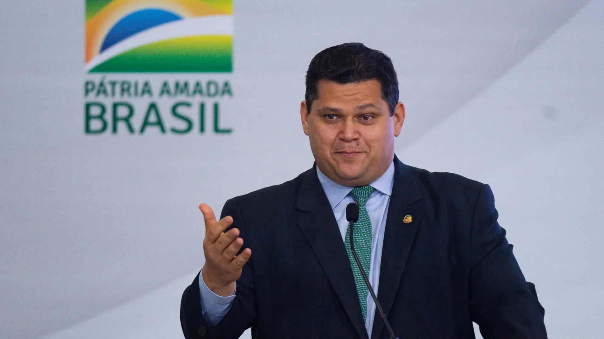 Alcolumbre nega entrevista e dá beijo em repórter