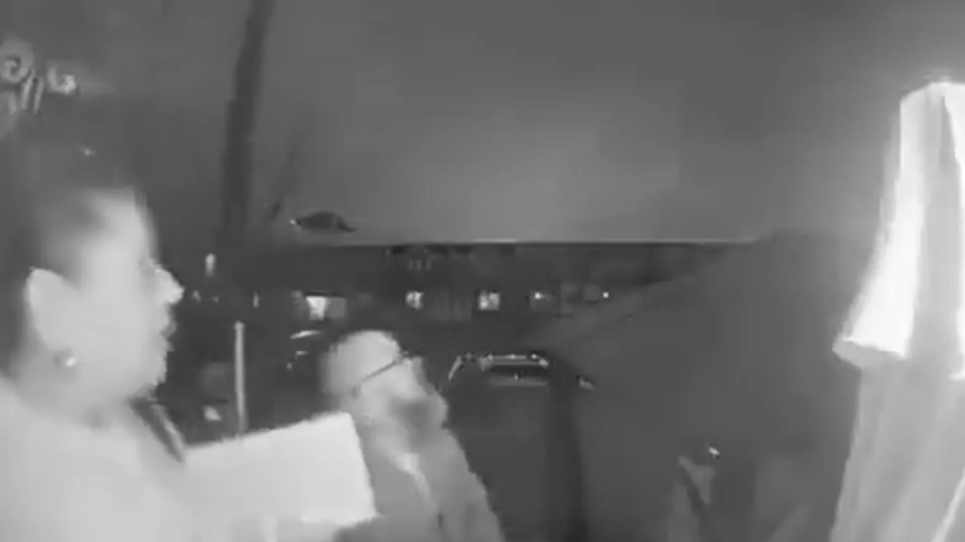 Câmaras captam momento da queda de avião na Filadélfia; veja