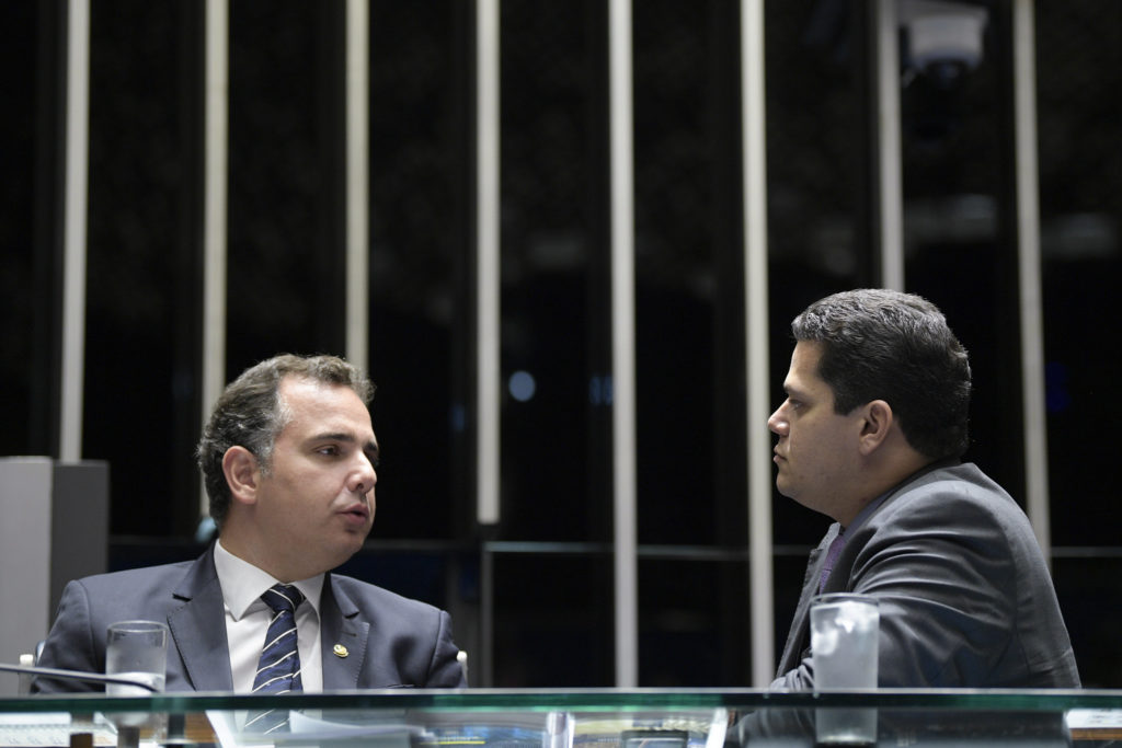 Preparativos da solenidade de posse dos senadores durante primeira reunião preparatória para 56ª Legislatura. Mesa: presidente da Mesa, senador Davi Alcolumbre (DEM-AP); senador Rodrigo Pacheco (DEM-MG). Foto: Pedro França/Agência Senado