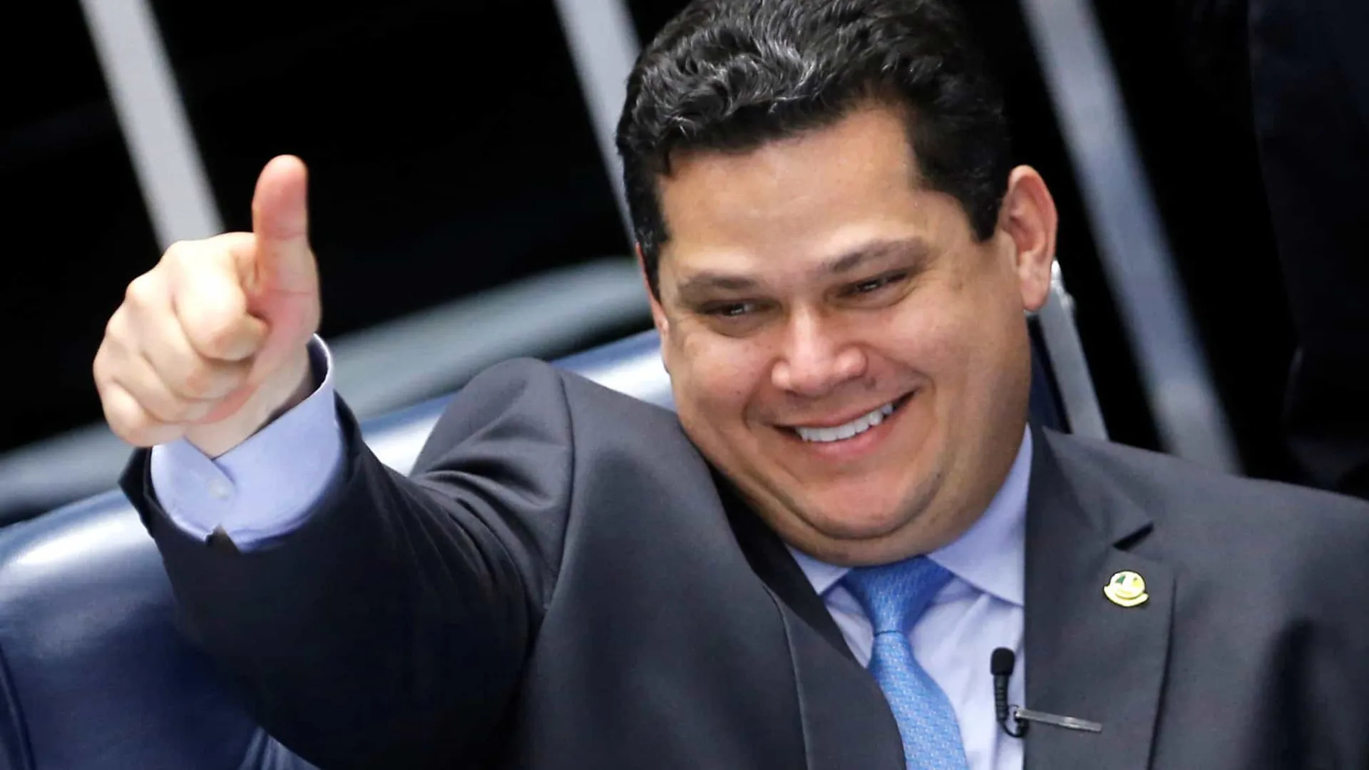 Davi Alcolumbre é eleito presidente do Senado em arco de alianças do PL ao PT