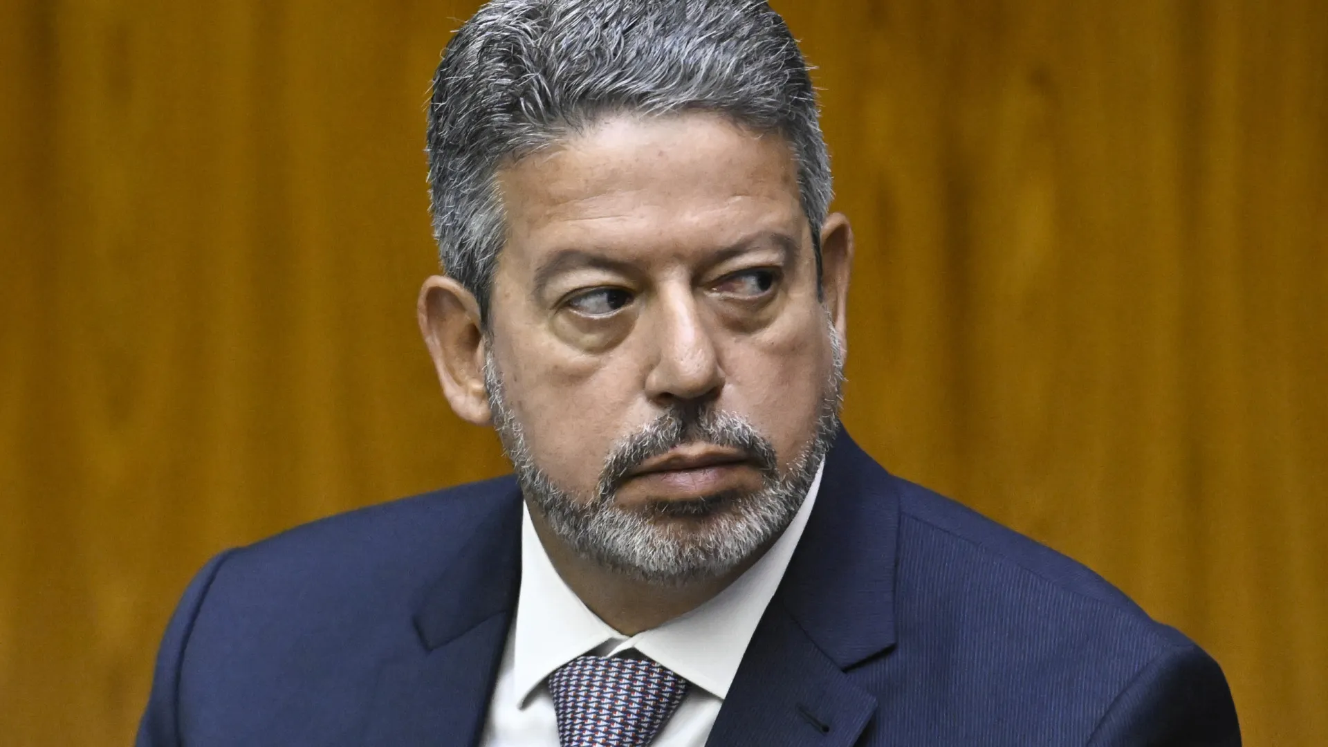 Lira defende legado e passa bastão da Câmara a Hugo Motta