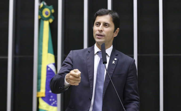 Deputado Duarte Jr. fala ao microfone