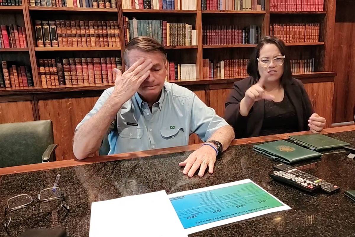 Bolsonaro durante sua live de despedida na biblioteca do Palácio da Alvorada