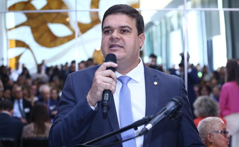 Deputado Bruno Farias fala ao microfone