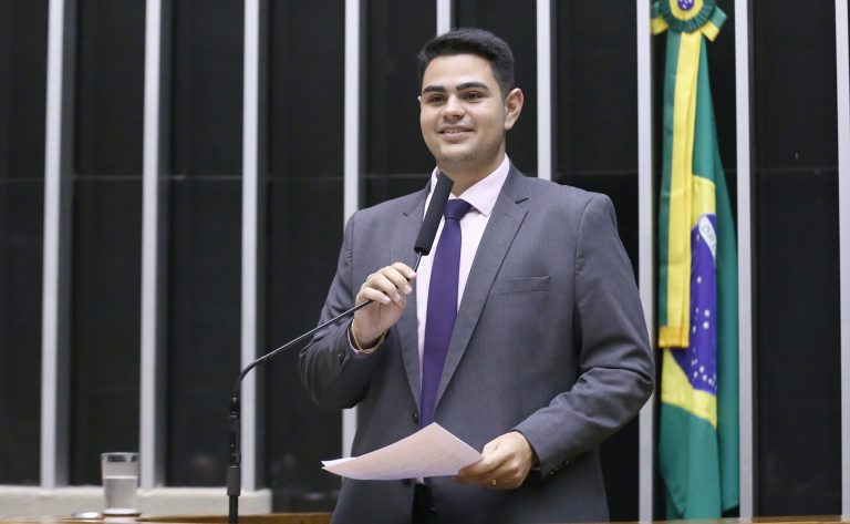 Deputado Icaro de Valmir fala ao microfone