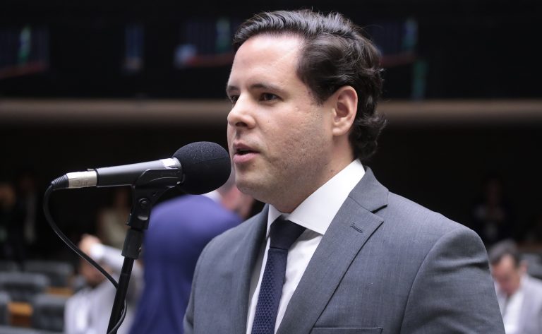 Deputado Rodrigo Valadares fala ao microfone