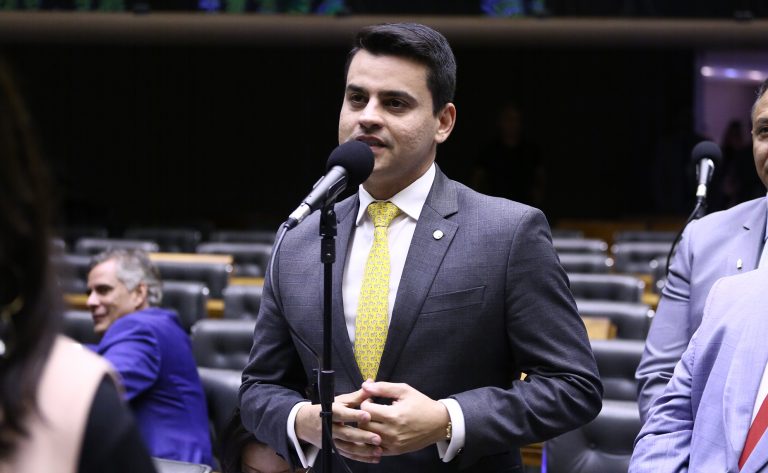 Deputado Yury do Paredão fala ao microfone