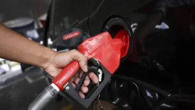 BC sinaliza fim do aumento dos juros, mas manterá em 15% por mais tempo