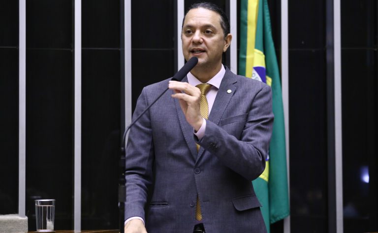 Deputado Weliton Prado fala ao microfone