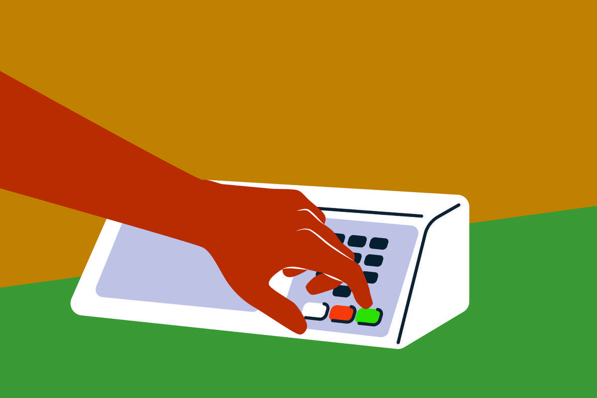 O fundo da ilustração se divide nas cores mostarda (ou amarelo dourado) e verde claro, sobre esse fundo está a imagem de urna eletrônica e uma mão votando, selecionando o botão verde de confirmação.