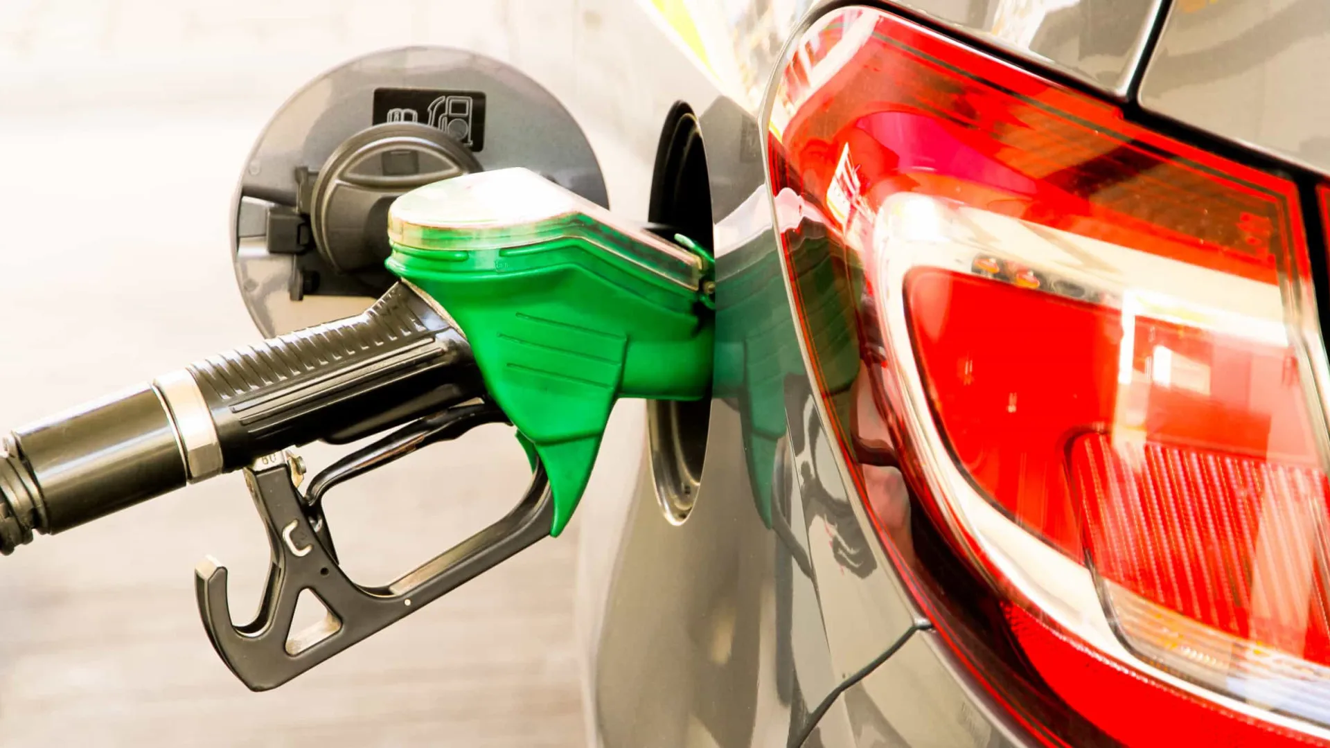Gasolina e diesel atingem maior defasagem desde janeiro com alta do petróleo