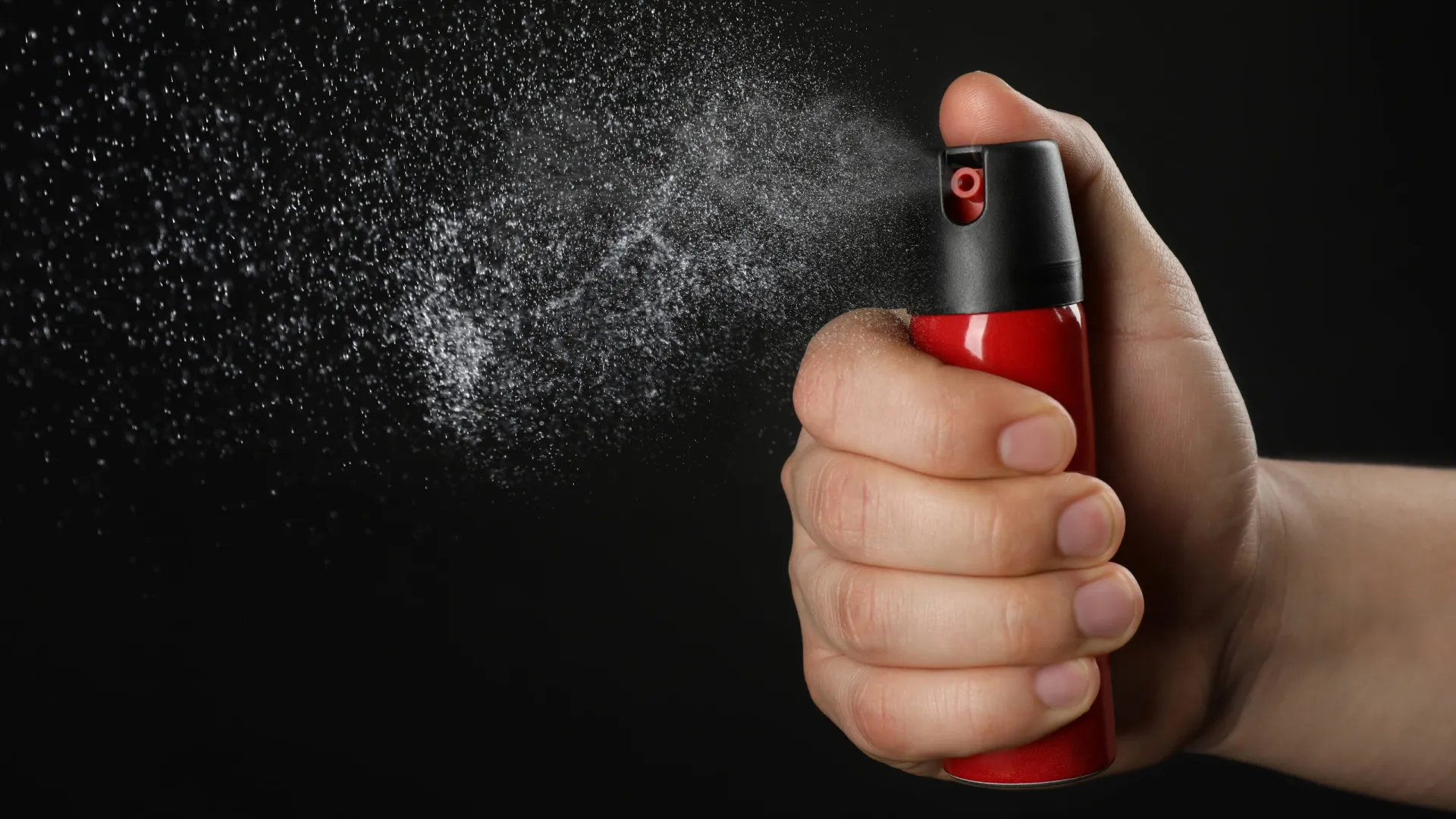 Médica é presa por jogar spray de pimenta em missa por causa de barulho de criança