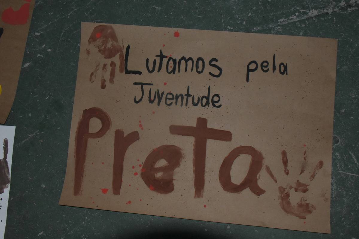 Pôster produzido por estudante do Colégio Equipe após protesto antirracista no Shopping Higienópolis