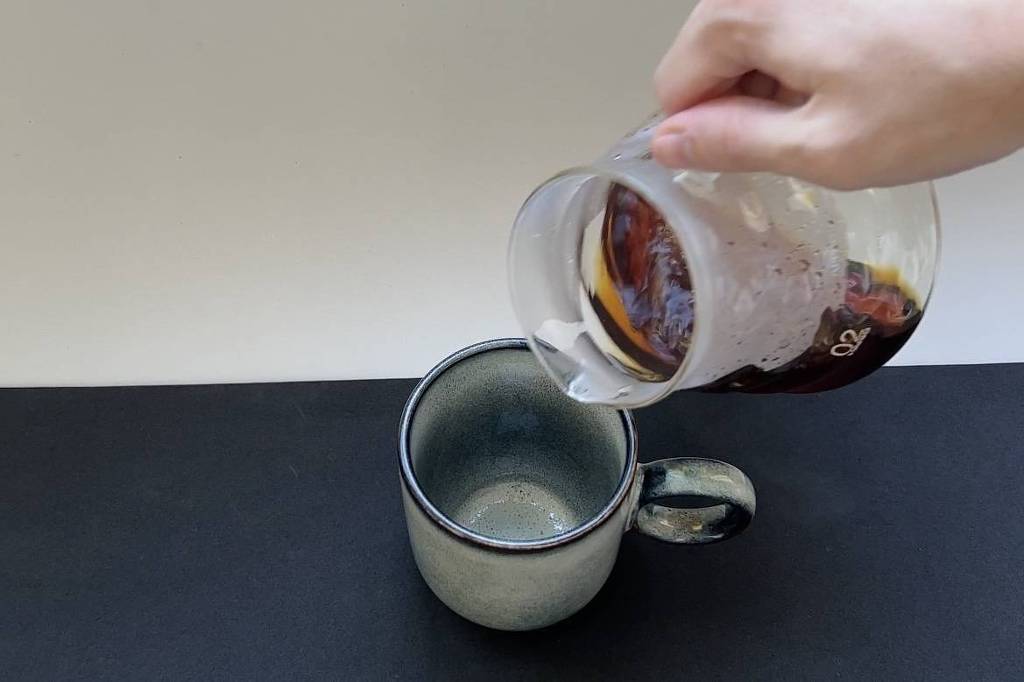 Café coado sendo preparado