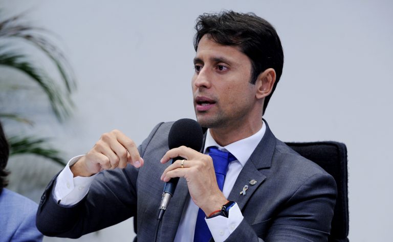 Deputado Duarte Jr. fala ao microfone