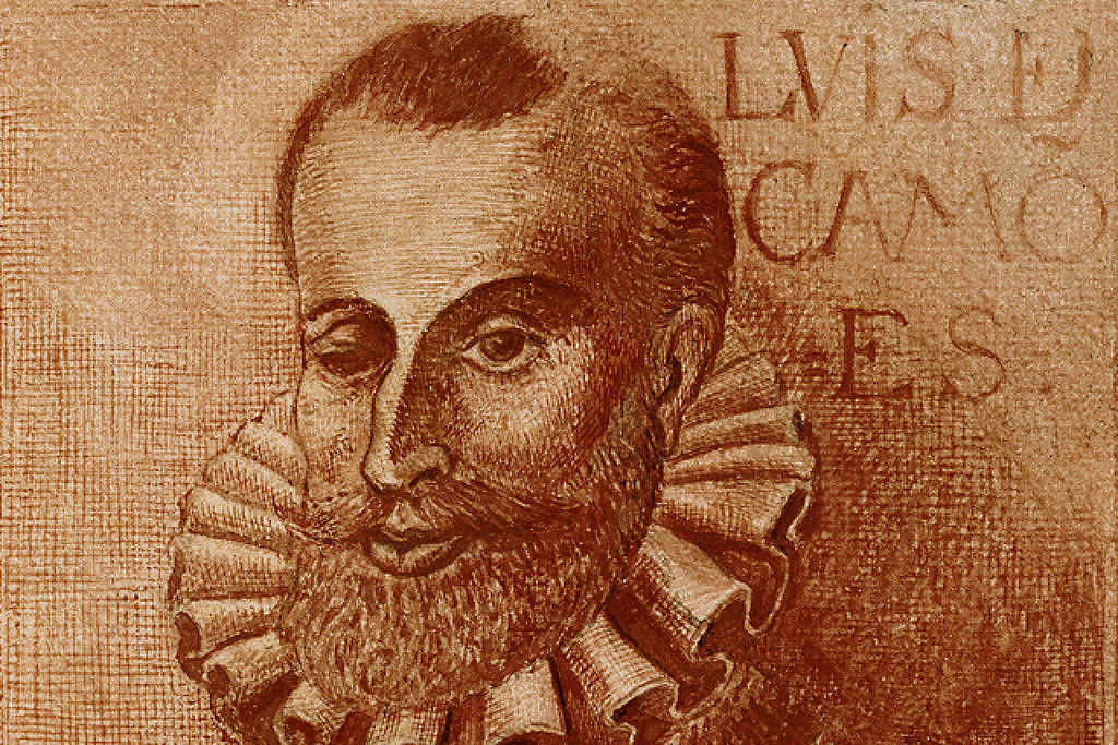 A imagem apresenta um retrato em tons de sépia de Luís de Camões, o célebre poeta português. Ele é representado com uma expressiva gola elizabetana e uma armadura parcial, sugerindo sua posição como um homem de letras e, possivelmente, um passado militar. Seu olhar é direto e sua barba e bigode são estilizados de acordo com a moda de sua época.