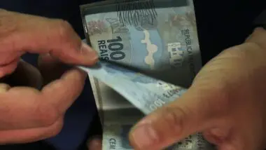 Indústria defende que mudanças no IOF propostas pelo governo Lula (PT) prejudica investimentos e aumenta custo do crédito.