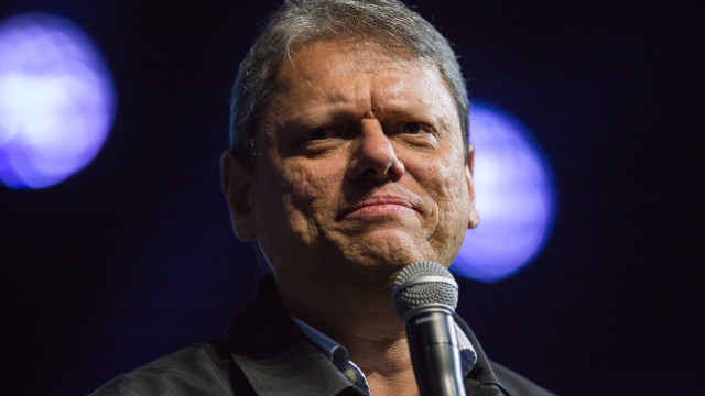 Tarcísio tenta herdar capital político de Bolsonaro após tornozeleira