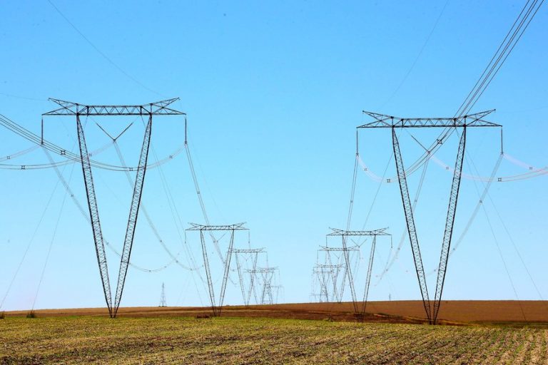 Torres de distribuição de energia ou torres de transmissão