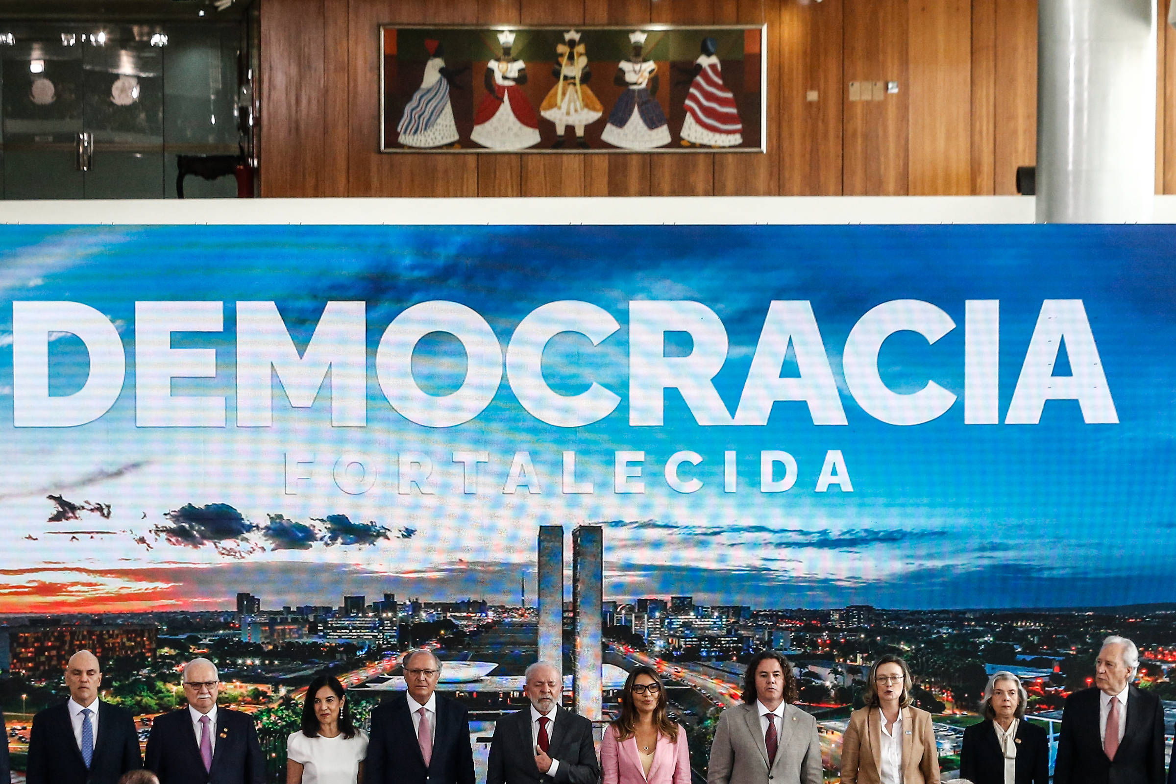 O presidente Luiz Inacio Lula da Silva,  em cerimonia em defesa a democracia em memória ao atos golpistas de 8 de janeiro. Na parte de cima da imagem, o quadro Orixás
