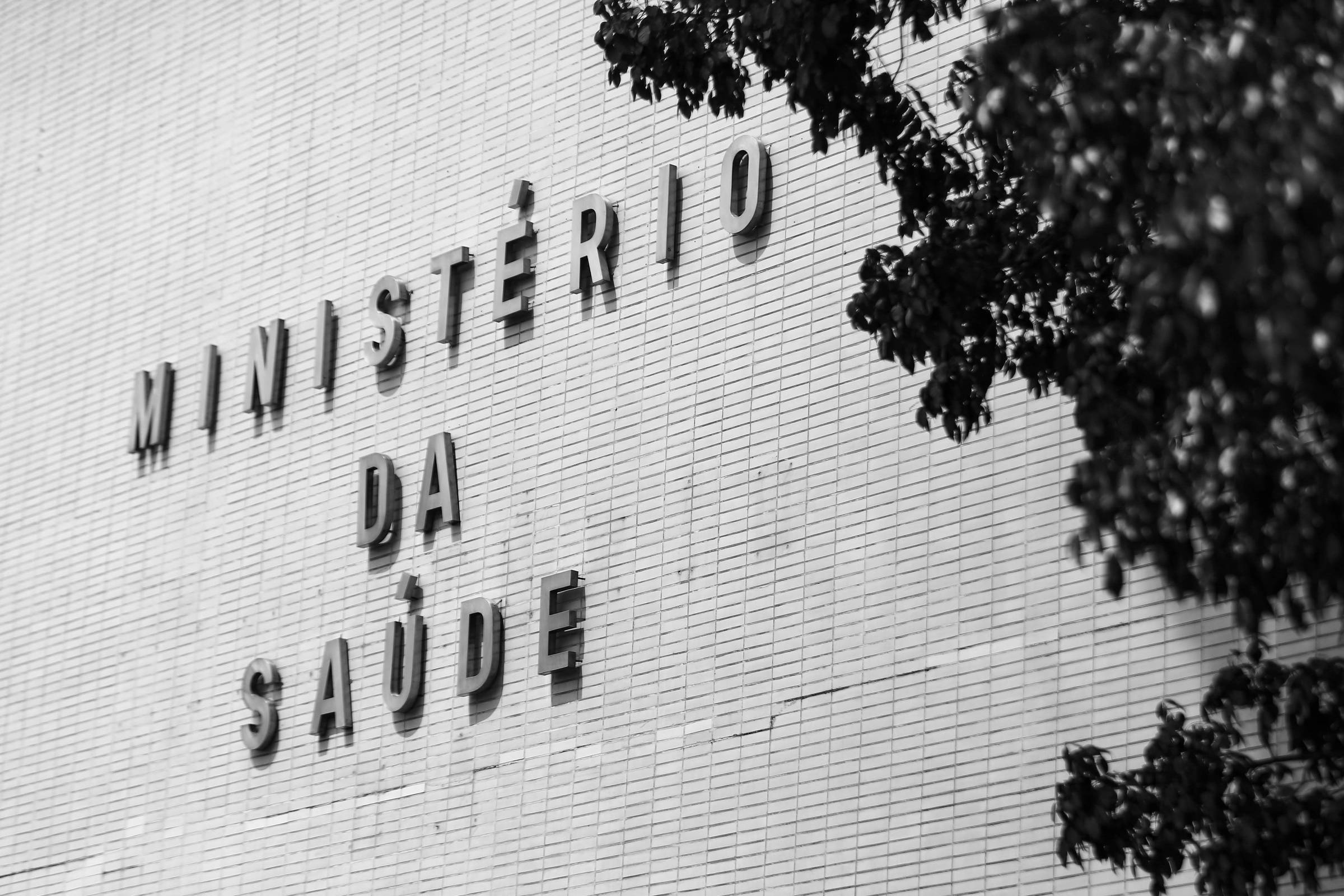 Fachada do Ministério da Saúde, em Brasília. A imagem contém o letreiro escrito