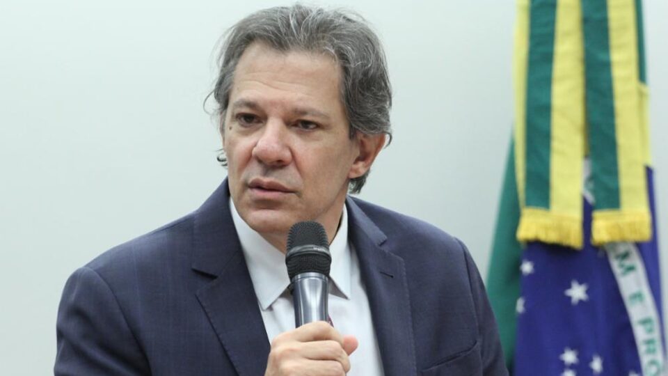 Haddad descarta retaliação imediata aos EUA, mas cobra diálogo