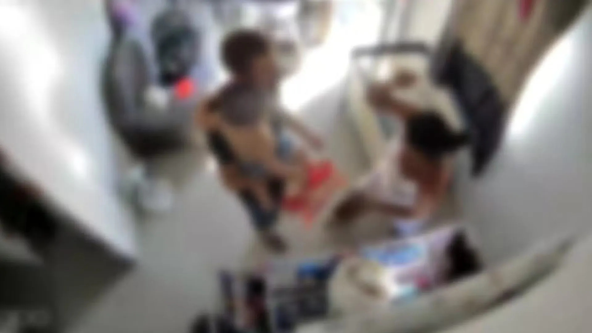 Homem provoca mulher antes de ser morto por ela com filho no colo; vídeo