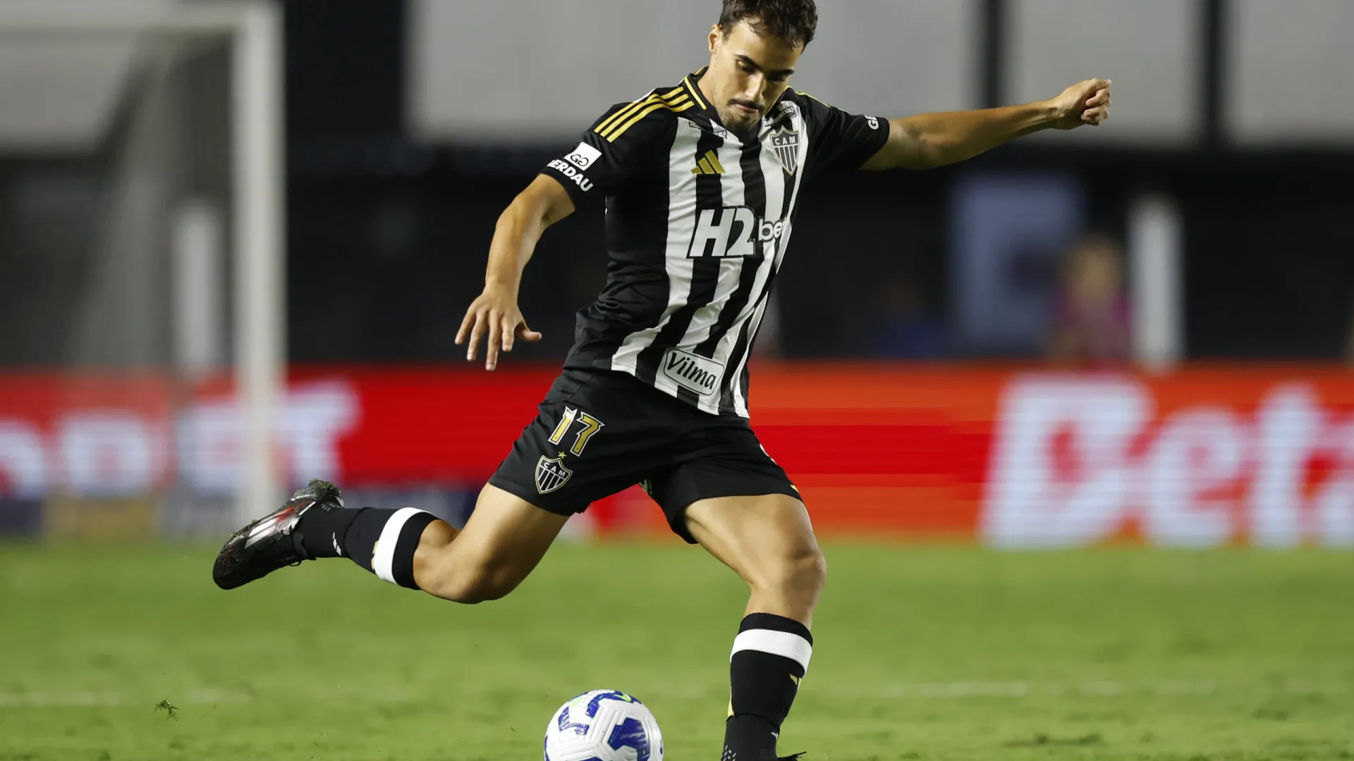 Igor Gomes decide na 'manha', e Atlético vence Bucaramanga na Sul-Americana