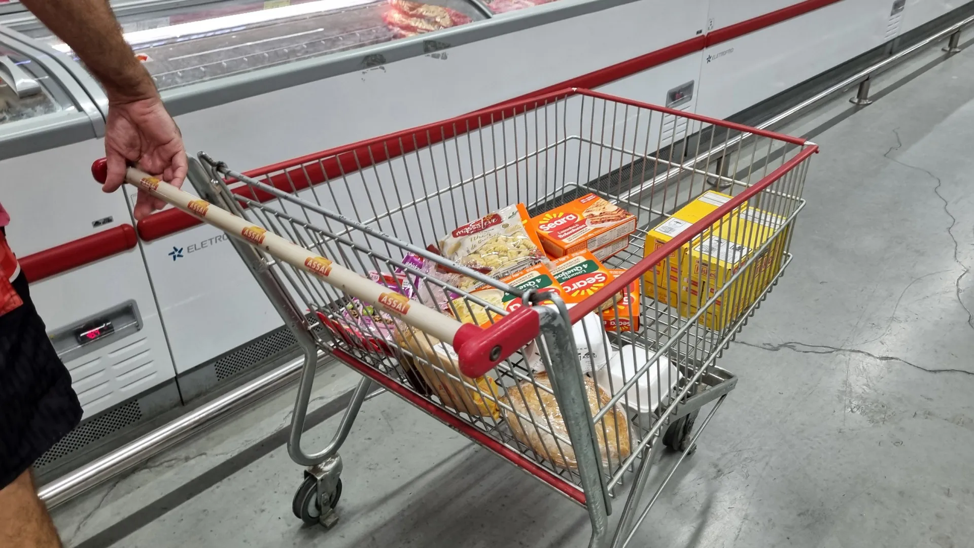 Inflação começa a ceder para mais pobres e acelera nas faixas de renda maior