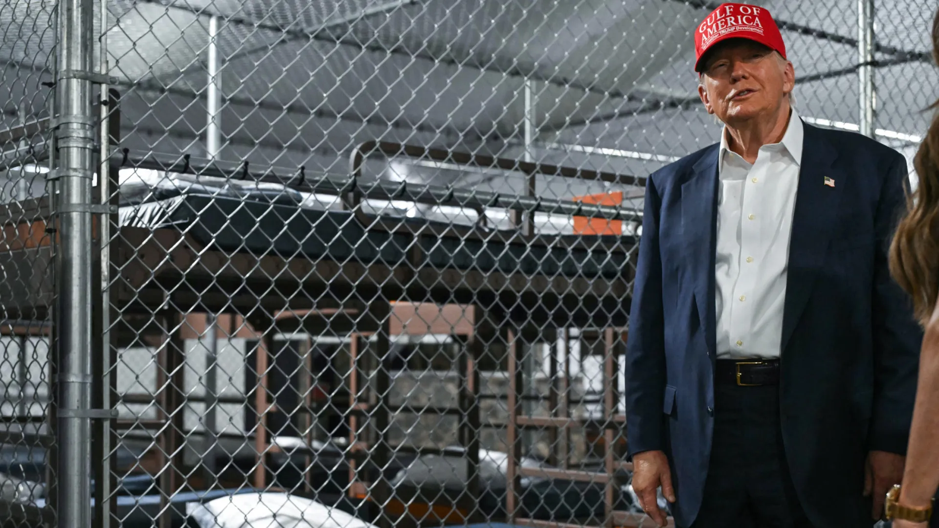 Trump visita Alcatraz dos Jacarés, prisão de imigrantes com répteis; veja