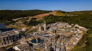 Brasil produziu mais de 90 toneladas de ouro em 2024, movimentação atrai investimento estrangeiro para o setor.