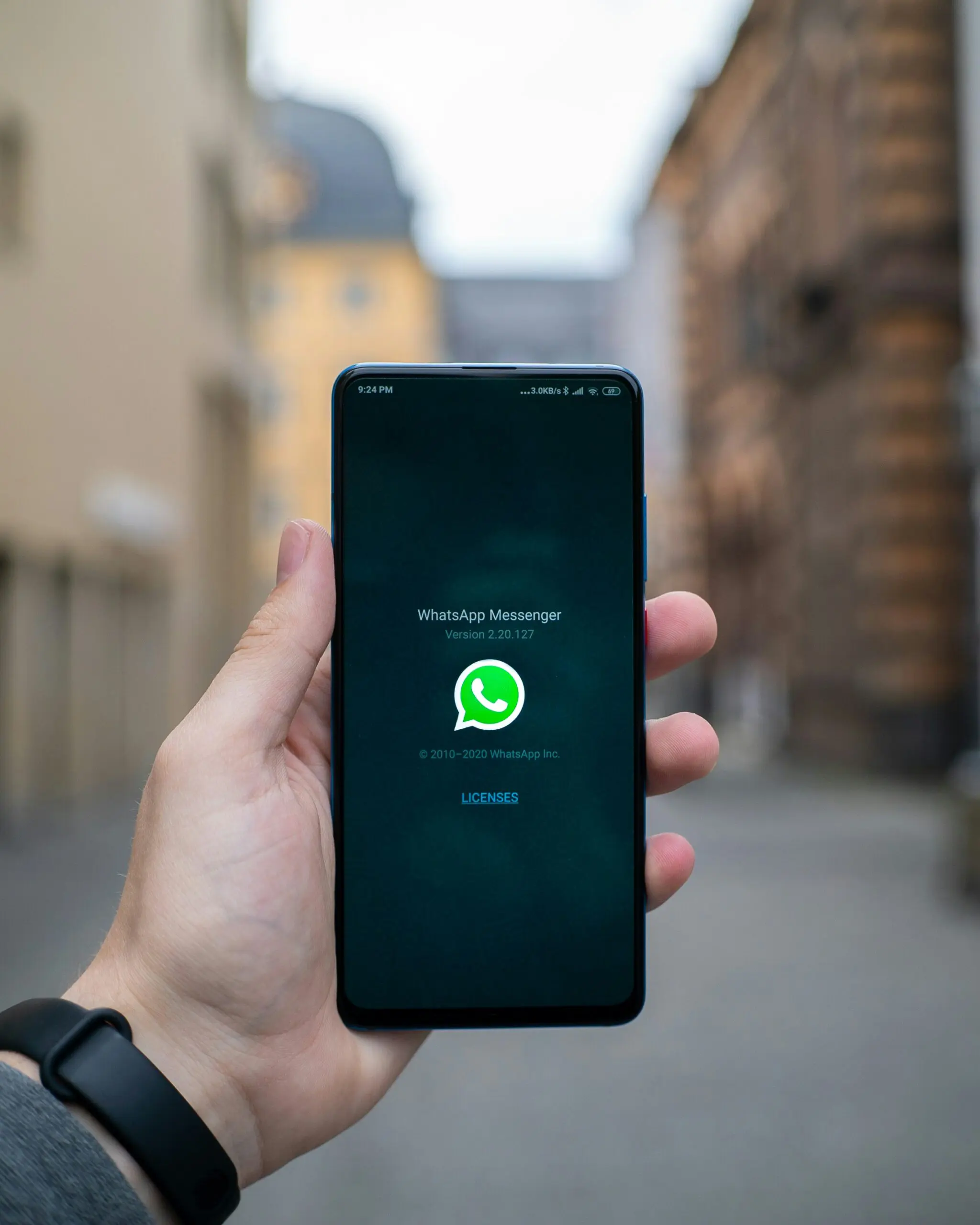 Homem segurando o celular com a página do WhatsApp IA aberto.