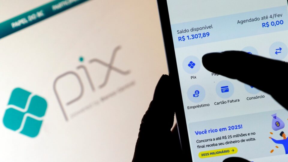 Alvo dos EUA e de hackers, Pix bate novo recorde de transações