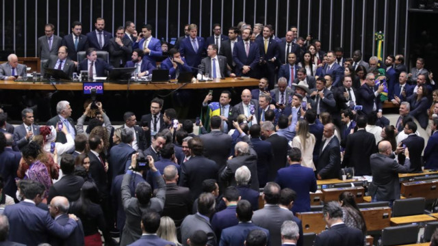 PEC também blinda deputados estaduais e ameaça processos em todo o país