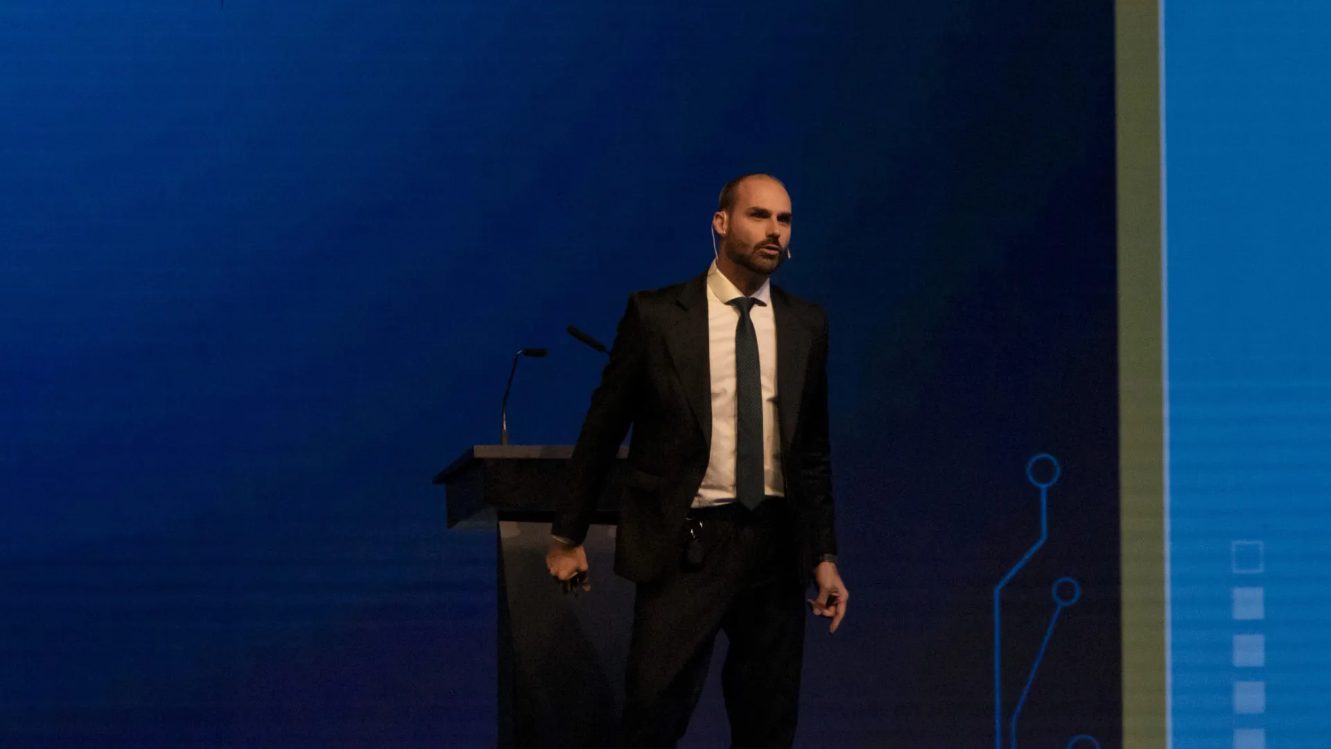 Motta barra Eduardo Bolsonaro como líder da Minoria e abre espaço para cassação por faltas
