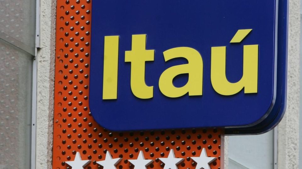 banco desliga mil funcionários após monitorar home office