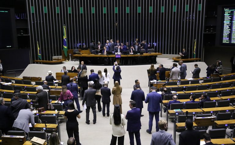 Discussão e votação de propostas legislativas.
