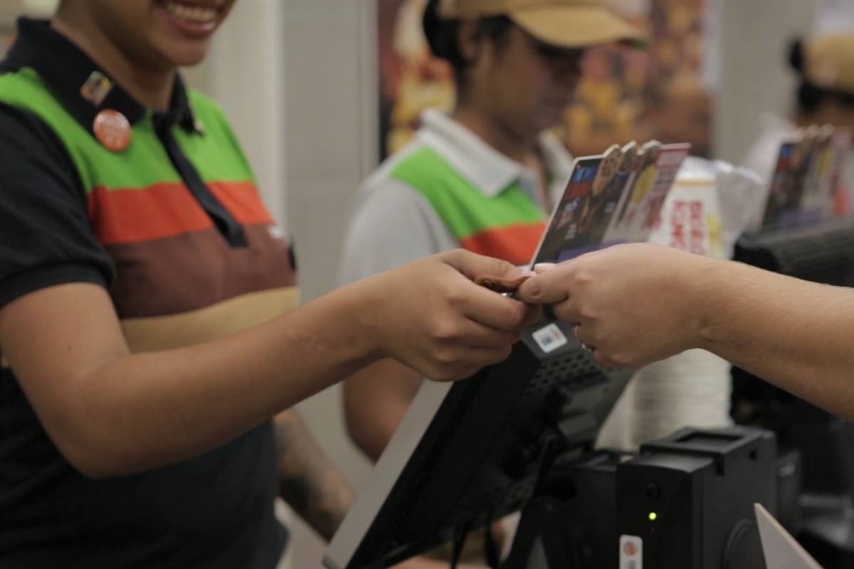 caixa de lanchonete recebe moeda como pagamento