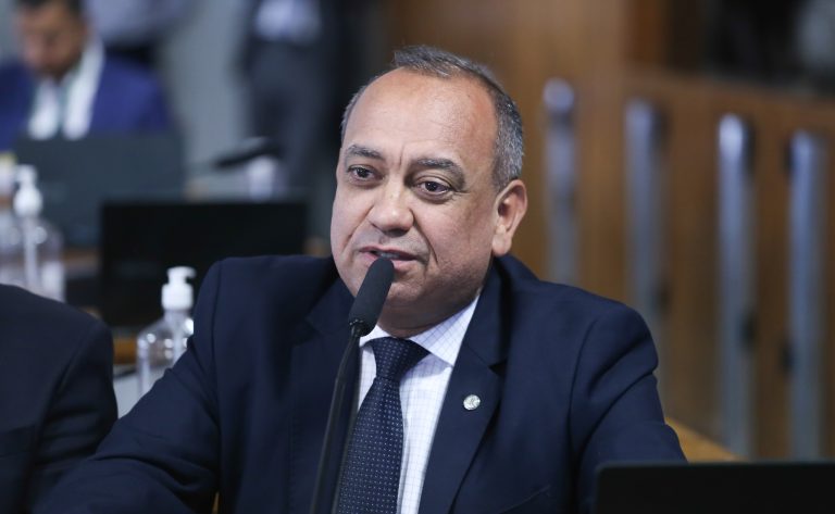 Dispõe sobre a isenção da cobrança da taxa de verificação Inicial e subsequente de taxímetro. Dep. Max Lemos (PDT-RJ)