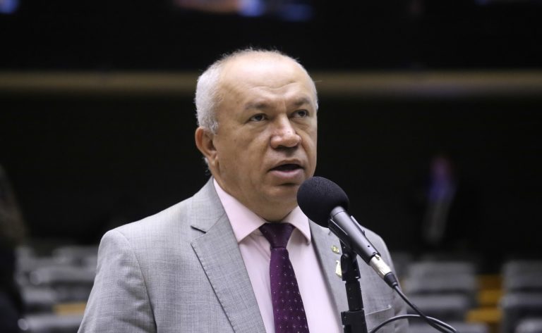 Deputado Paulo Guedes fala ao microfone