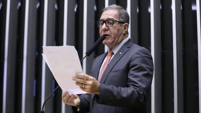 Relator mantém escala 6x1 e propõe redução de jornada para 40 horas