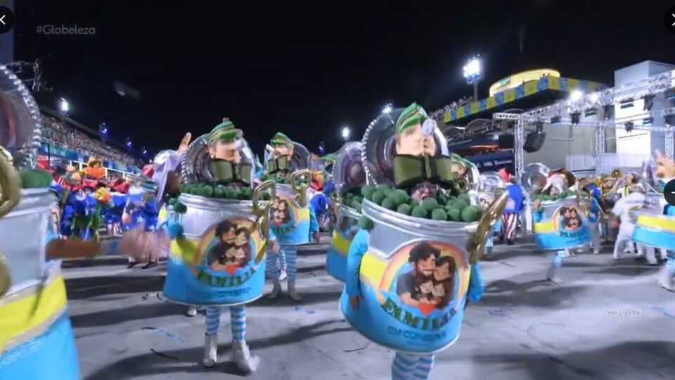 Flávio Bolsonaro diz que vai acionar TSE por alegoria de “famílias"