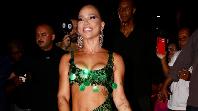 Virgínia se preocupa com fantasia ousada: 'Minha perereca tá aparecendo?'