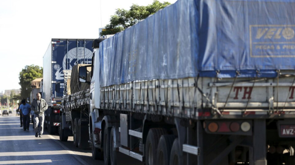 Caminhoneiros decidem hoje sobre greve nacional por diesel