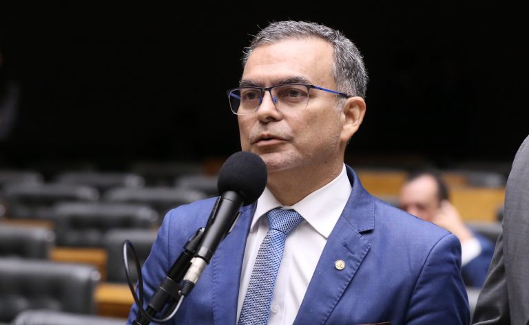 Deputado Allan Garcês (PP-MA) fala no Plenário da Câmara dos Deputados