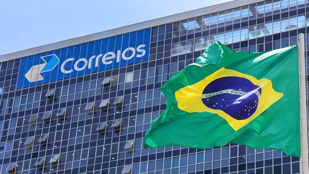 Fachada do edifício sede dos Correios em Brasília. A estatal enfrenta crise financeira, risco de inadimplência e projeta rombo bilionário até 2026.