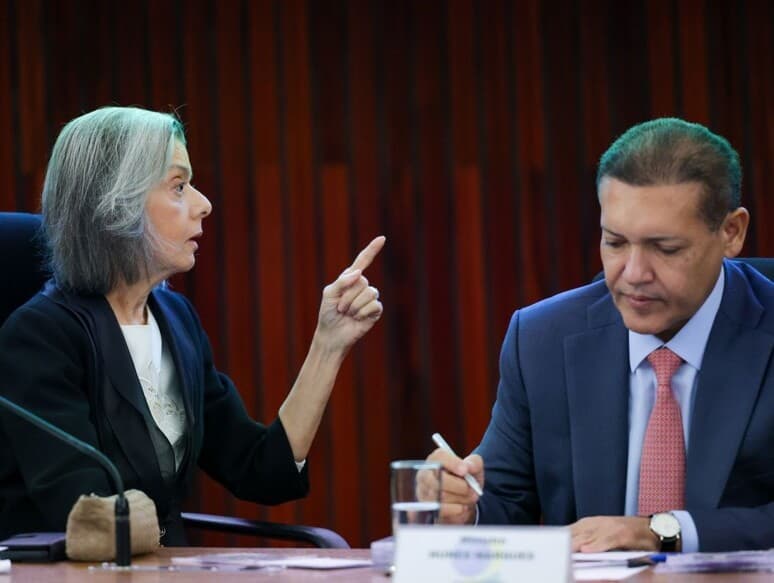 TSE decide sobre propaganda eleitoral na web e fiscalização de urnas