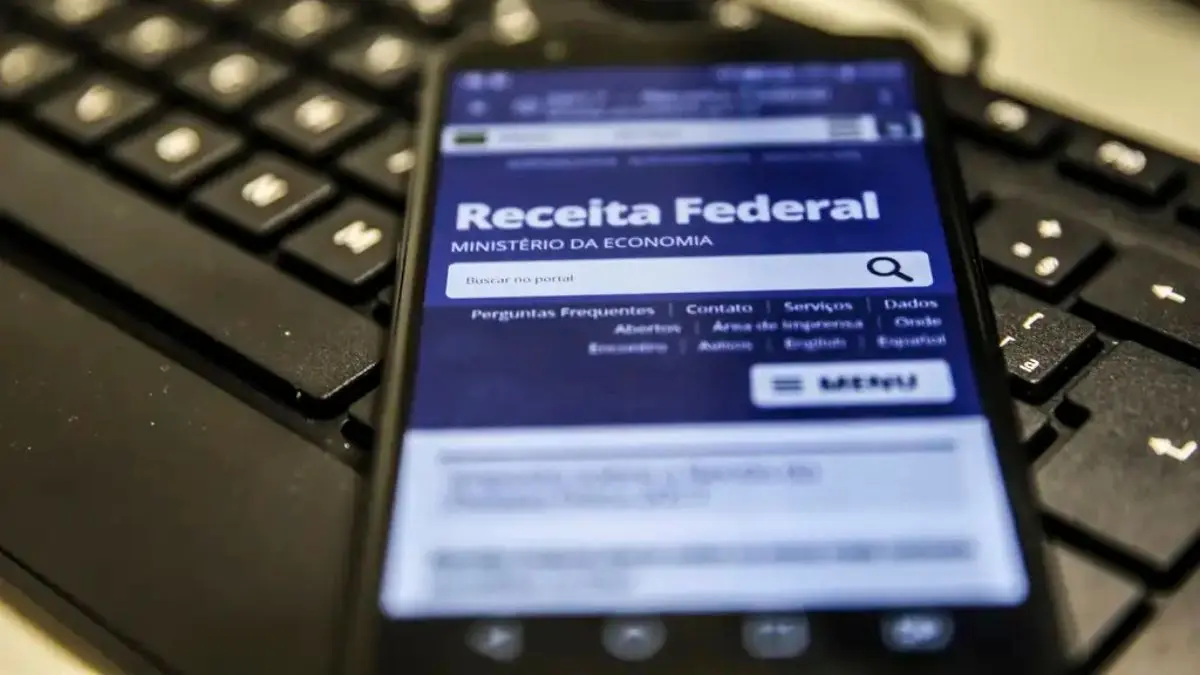 Aplicativo da Receita Federal, onde é possível entregar a Declaração do IRPF, aberto em um celular.