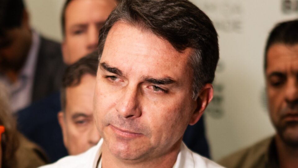 Flávio Bolsonaro culpa Lula por endividamento recorde de famílias
