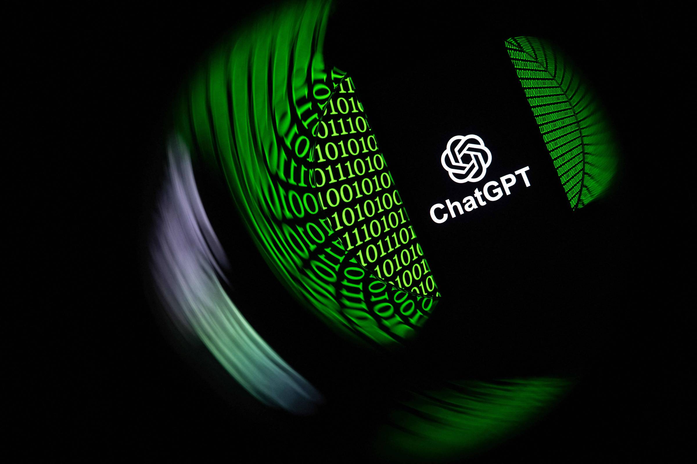 Logotipo branco do ChatGPT sobre fundo preto ao lado de padrões de código binário verde em formato curvo, simulando uma esfera digital.